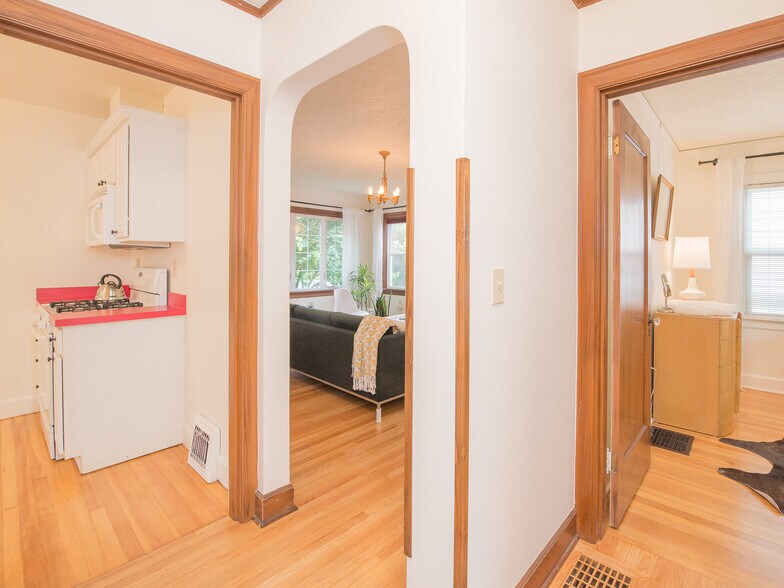 Building Photo - 2323 SE Pine St