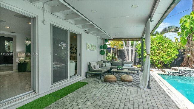 Building Photo - 1715 NE 40th St