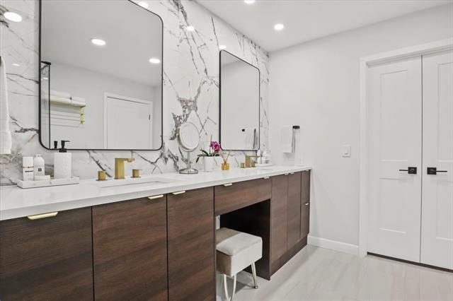 Building Photo - 1916 Shorewood Dr