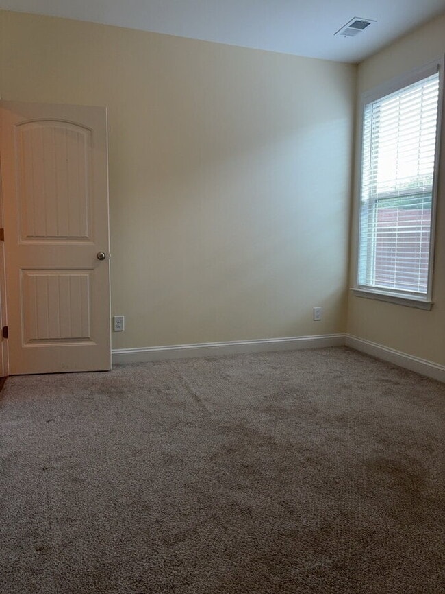 Building Photo - "Charming 3-Bedroom Home with 2 Full Baths in Greenville's Forest Ridge!"