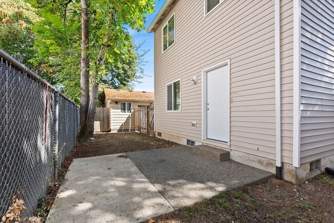 Building Photo - 3Bed/1.5 Bath House available