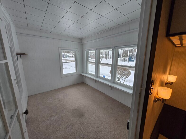 3 seasons room - 504 N Rath Ave