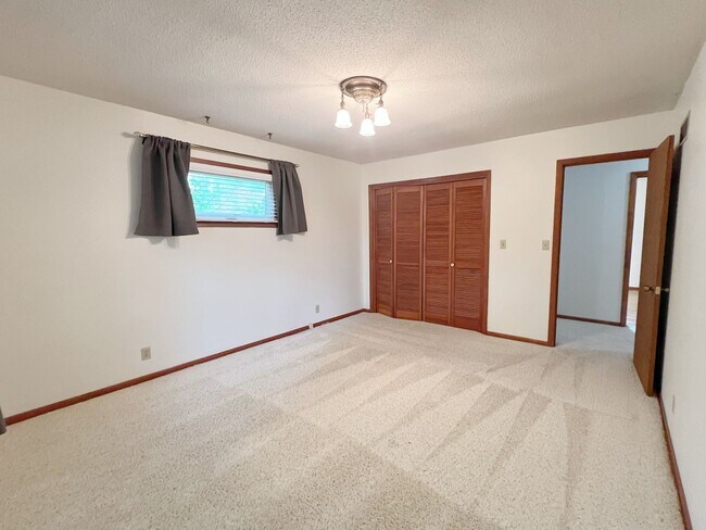 Building Photo - SEE IT NOW: Charming 3-Bedroom Home with S...