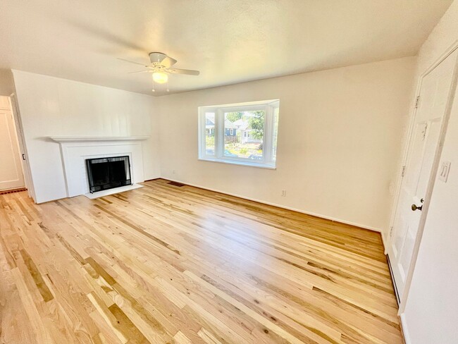 Building Photo - Modern and Bright 3Bd/1B Home | Washer & D...