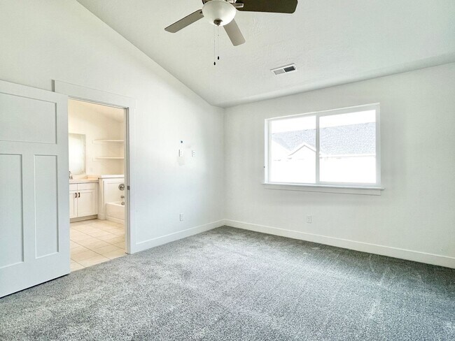 Building Photo - Bright & Beautiful Townhome in American Fork!