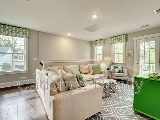 Building Photo - 7120 Maple Leaf Dr