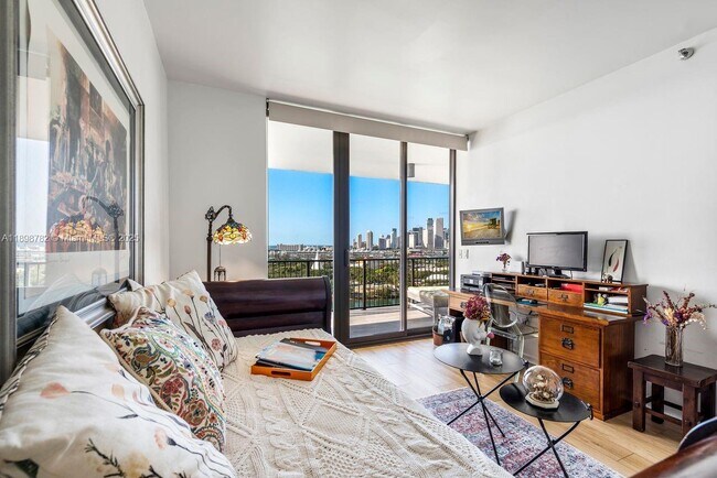 Building Photo - 1000 Venetian Way