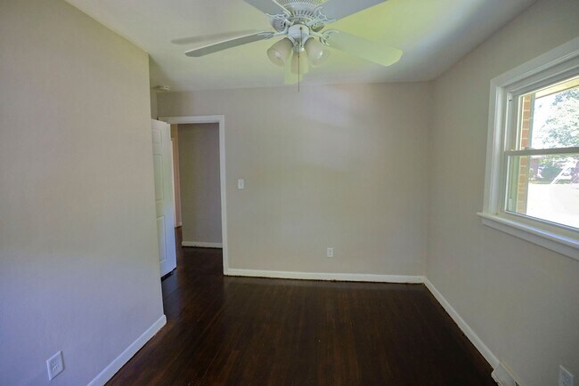 Building Photo - Fully Remodeled & Move-in Ready!
