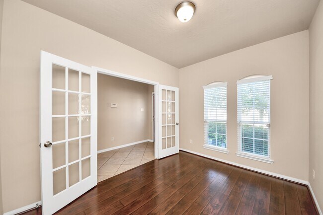Building Photo - 3115 Lake Dr