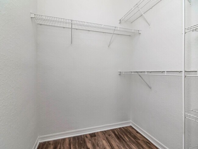 Building Photo - Ground Floor 2 Bedroom 1 Bathroom in Riverview, FL - Walk to Riverview Theater