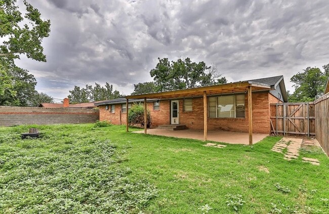 Building Photo - Spacious 4 bedroom 2 bathroom close to Texas Tech!