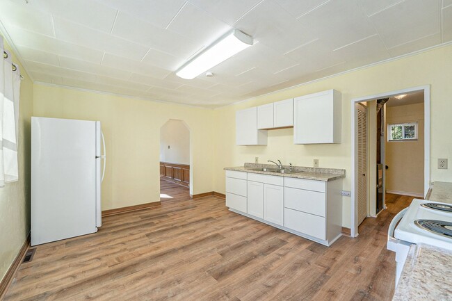 Building Photo - Beautifully remodeled 2 Bedroom home - Clo...