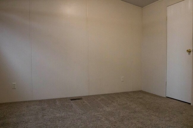 Building Photo - Adorable 2 bedroom 2 bath!