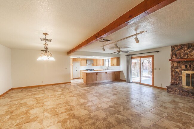 Building Photo - 3 bed, 2 bath home AVAILABLE NOW FOR RENT! $1,800/month.