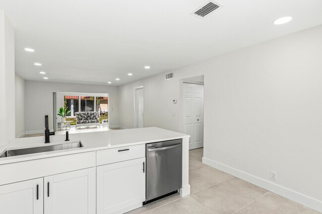 Building Photo - 733 Nantucket Cir