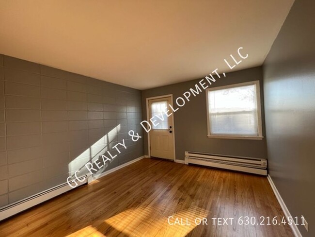 Building Photo - ****2ND FLOOR / 2 BDRM / 1 BTH / APPLIANCE...