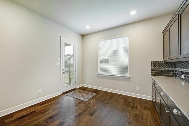 Building Photo - 5308 Via Besso Dr
