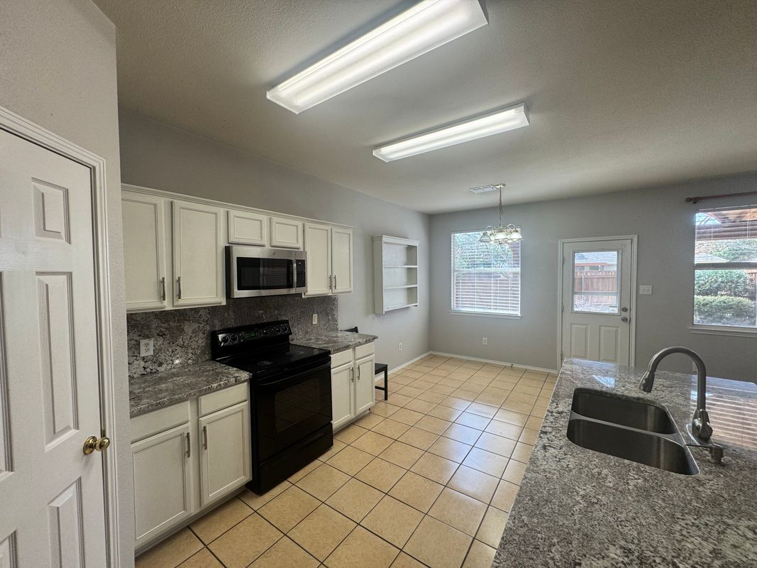 Building Photo - 1705 River Oaks Dr