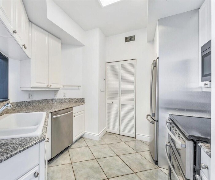 Building Photo - 888 Brickell Key Dr