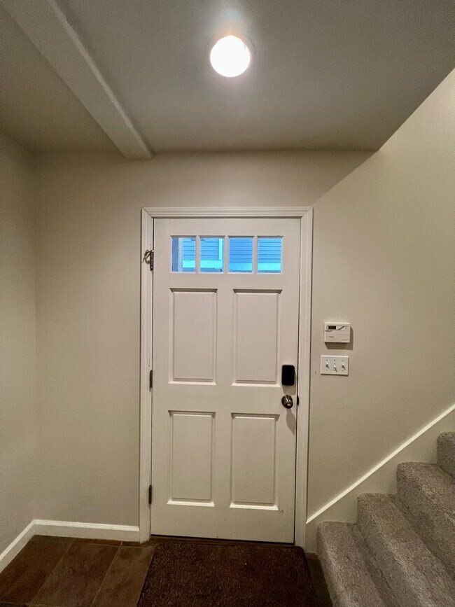 Building Photo - Capitol Hill/Madison Valley Townhouse