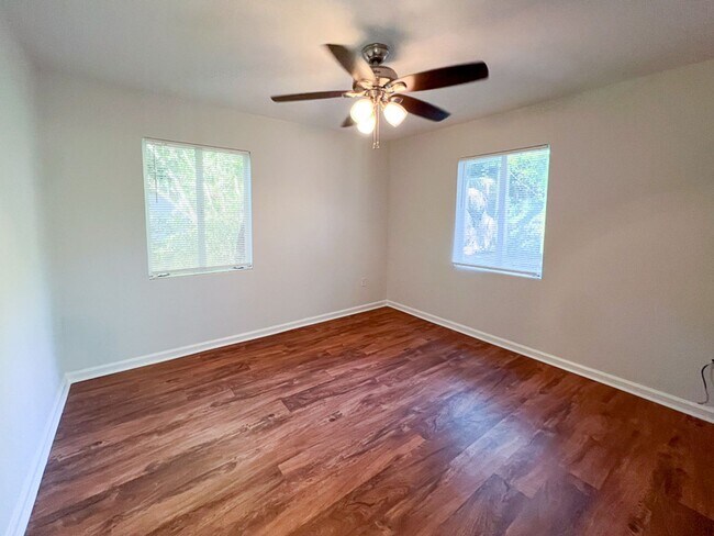Building Photo - Pet Friendly 4BR/2BA Home Near UF Available for Fall 2026!