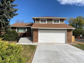 Building Photo - Spacious West-Side Tri-Level Home