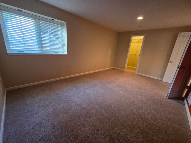 Building Photo - Spacious 4 Bedroom Duplex in North Normal ...