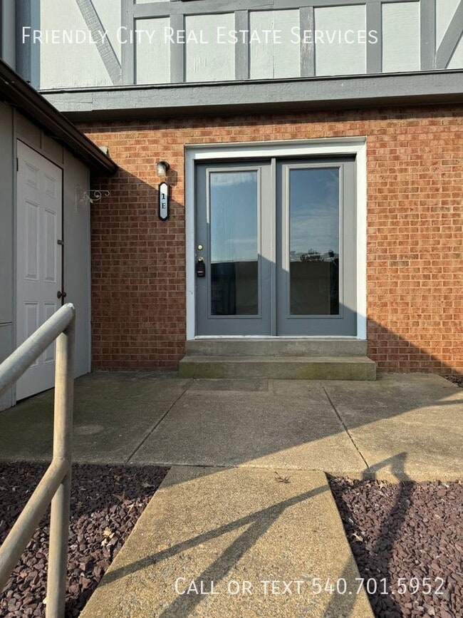 Building Photo - 1E Holly Ct-