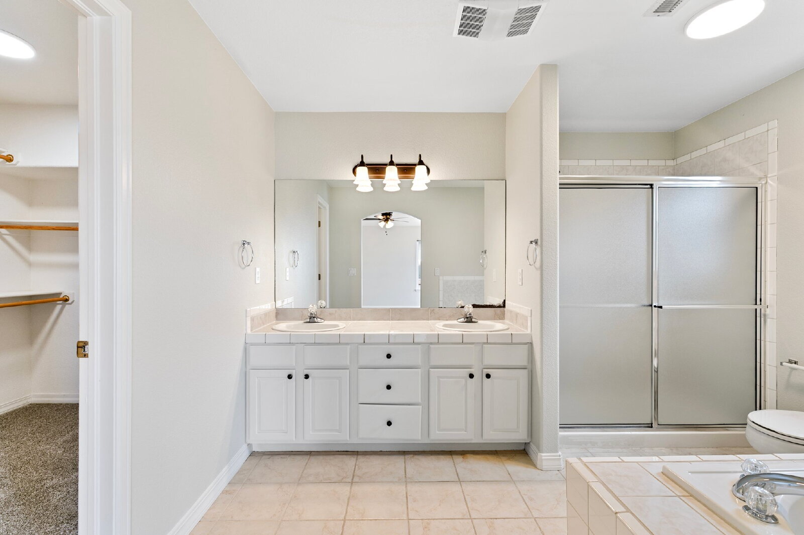 Building Photo - Updated Townhome with Views – Minutes to P...