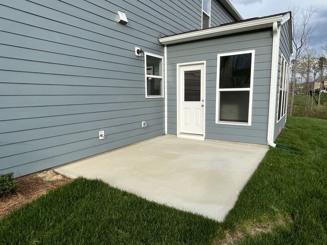 Building Photo - Large, Newer 4 Bedroom + Office and Loft i...
