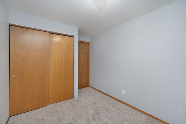 Building Photo - 3 bedroom townhouse with Garage!! Wont last! Call Now!!