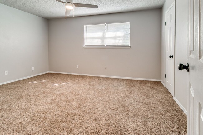 Building Photo - Newly Renovated 2bed 2 bath !Townhome