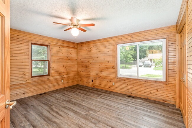 Building Photo - 3-Bedroom updated home on Salem Street $18...