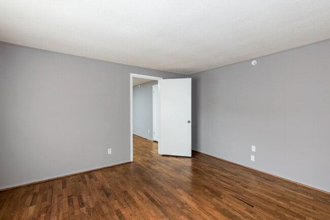 Building Photo - 208 9th Ct S