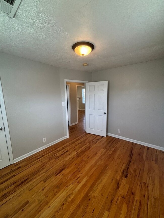 Building Photo - Alcoa School cottage!