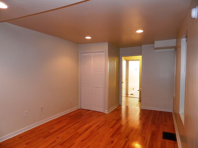 Building Photo - Beautiful 1 BR w/ in unit WASHER / DRYER a...