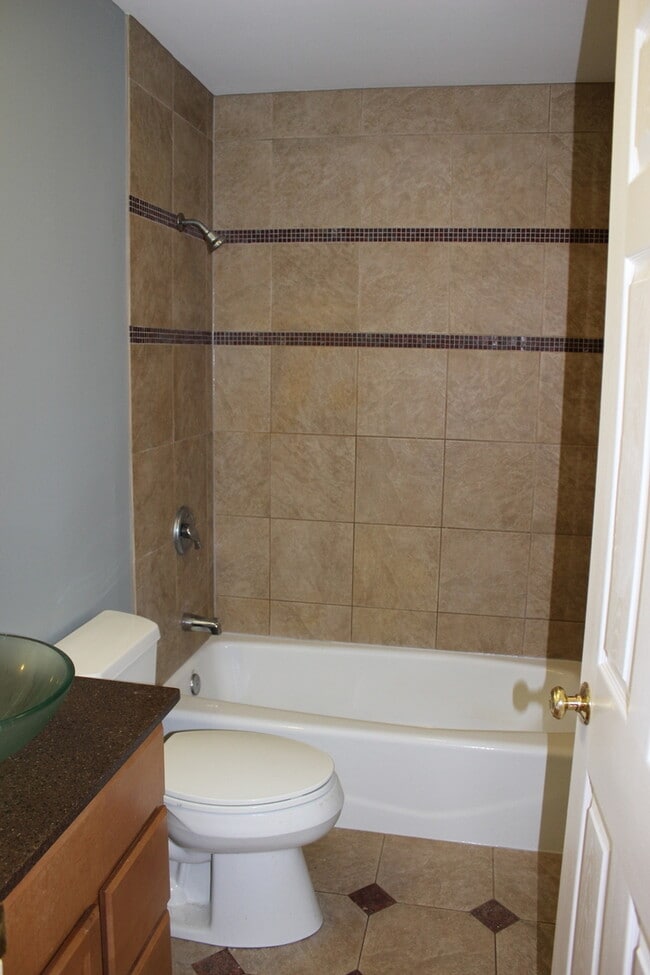 Building Photo - 10 Crestview Dr