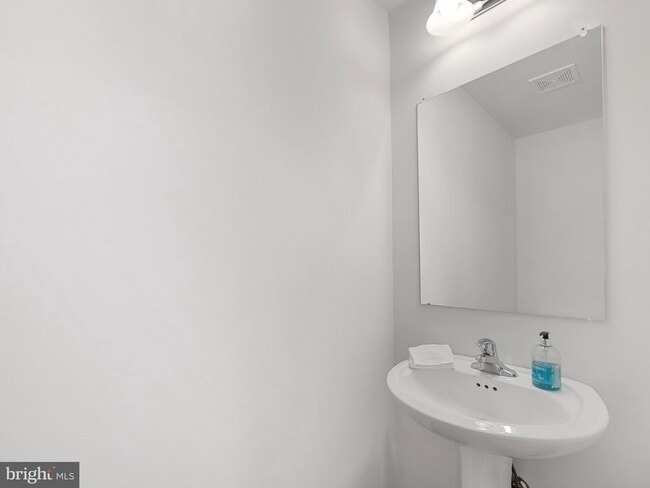 Building Photo - 131 Edgewater Ct