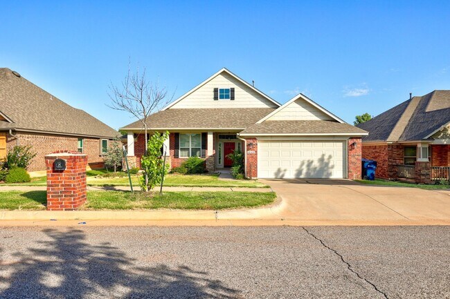 Building Photo - Desirable Home In Valencia Park!