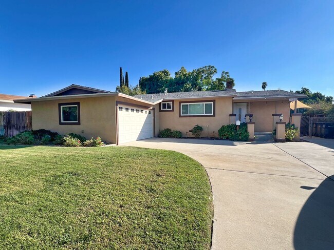 Building Photo - Charming Redlands Home