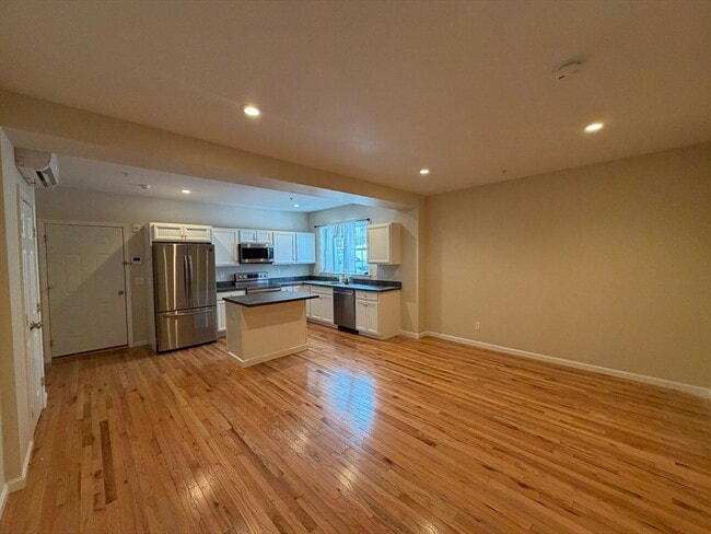 Building Photo - 160 Summer St