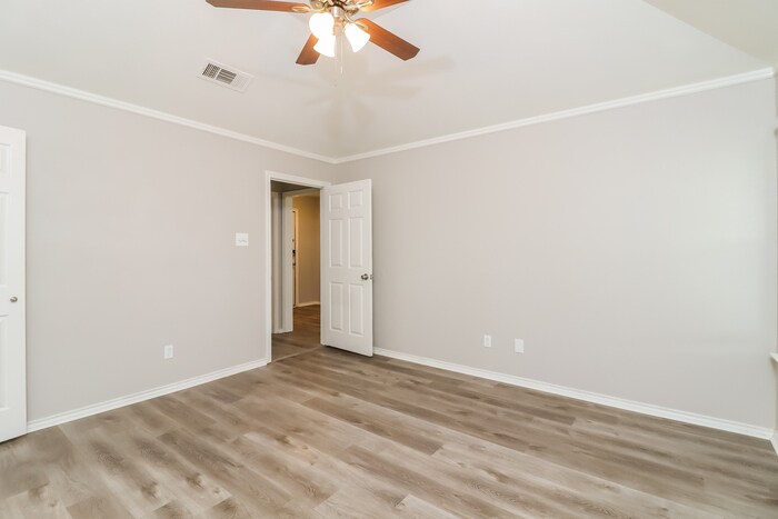 Building Photo - 1207 Belclaire Ln