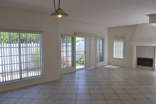 Building Photo - 3 Bedroom Townhome in La Jolla Village