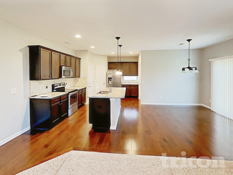 Building Photo - 1637 Robindale Dr