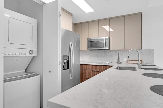 Building Photo - 15450 NW 2nd Ave