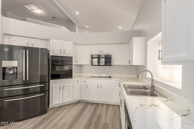 Building Photo - 1526 E Charleston Ave