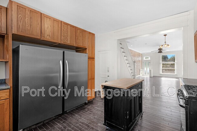 Building Photo - 207 S Ellwood Ave