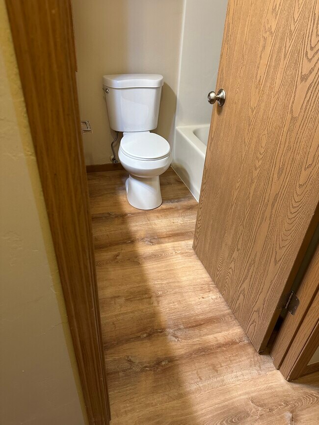 Building Photo - 104 E River Dr