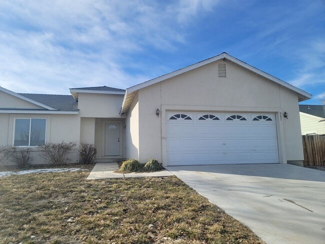 Building Photo - Cute 3 bedroom , 2 bath home on the Fernley Golf Course, $2000 a month, $2100 security deposit