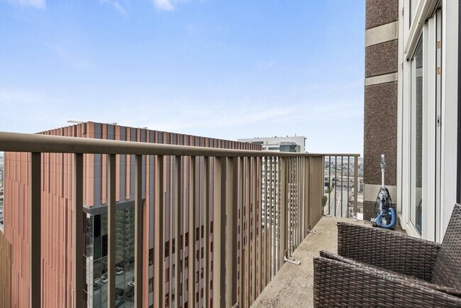 Building Photo - 8 Museum Way